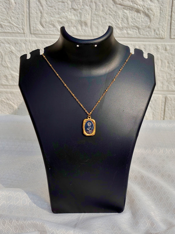 Vintage Rose Medallion Waterproof Pendant – Premium Anti-Tarnish Gold